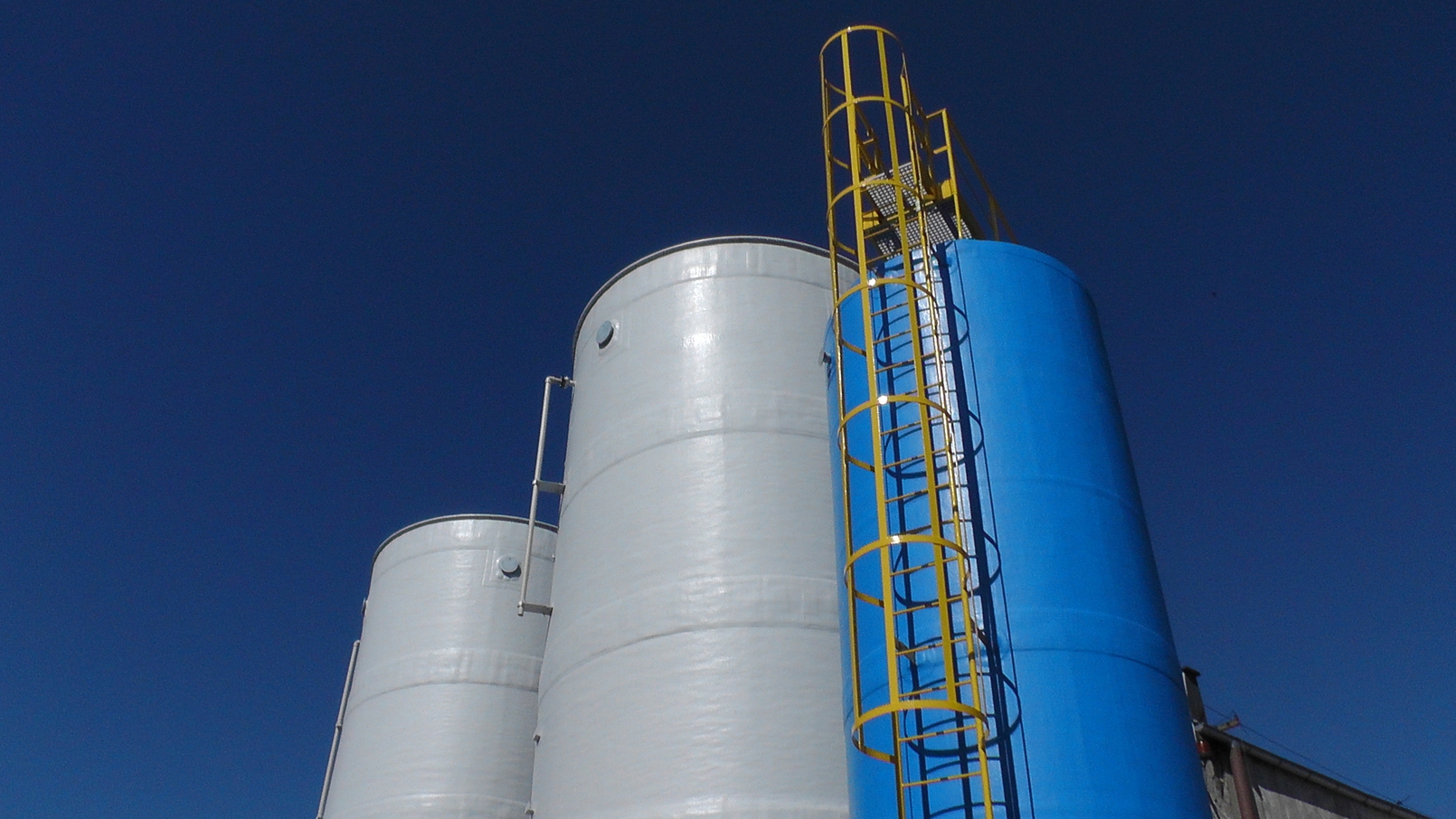 Jak zapobiegać awariom i wyciekom ze zbiorników przemysłowych?