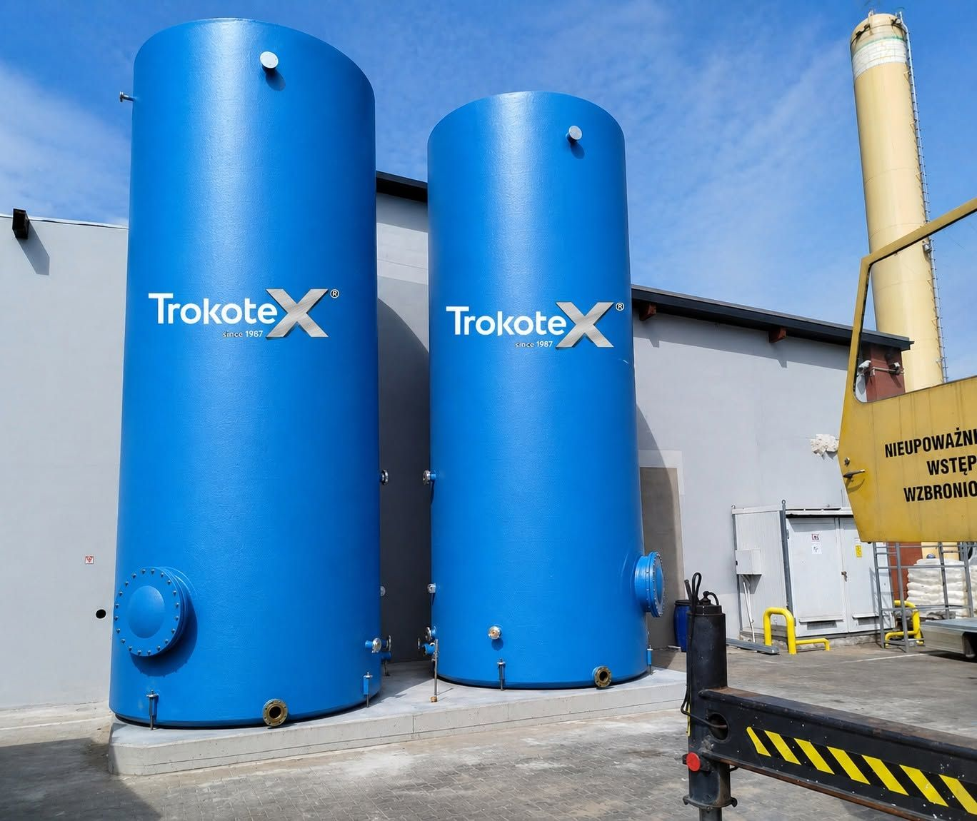 Dwa zbiorniki na ocet spożywczy kompozytowe produkcji Trokotex